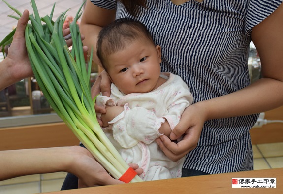 吳寶寶(新北永和區到府嬰兒寶寶滿月剃頭理髮、免費到府嬰兒剃胎毛儀式吉祥話)。到府剃頭剃胎毛主持、專業拍照、DVD光碟、證書。★購買「臍帶章、肚臍章、胎毛筆刷印章」贈送：剃頭、收涎、抓周，三選一。2015.09.19 照片13